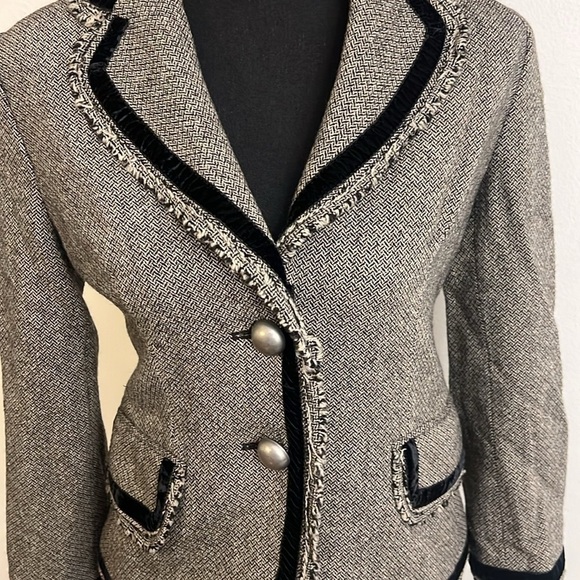 Banana Republic Fully Lined Wool Blazer with Faux Pockets with Trim, Sz. 4. - Picture 4 of 14